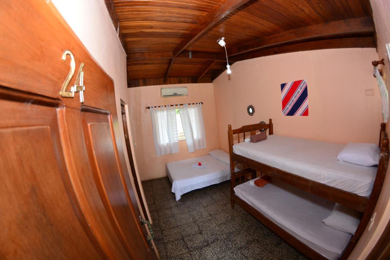 Tsunami Hostel Тамариндо Екстериор снимка