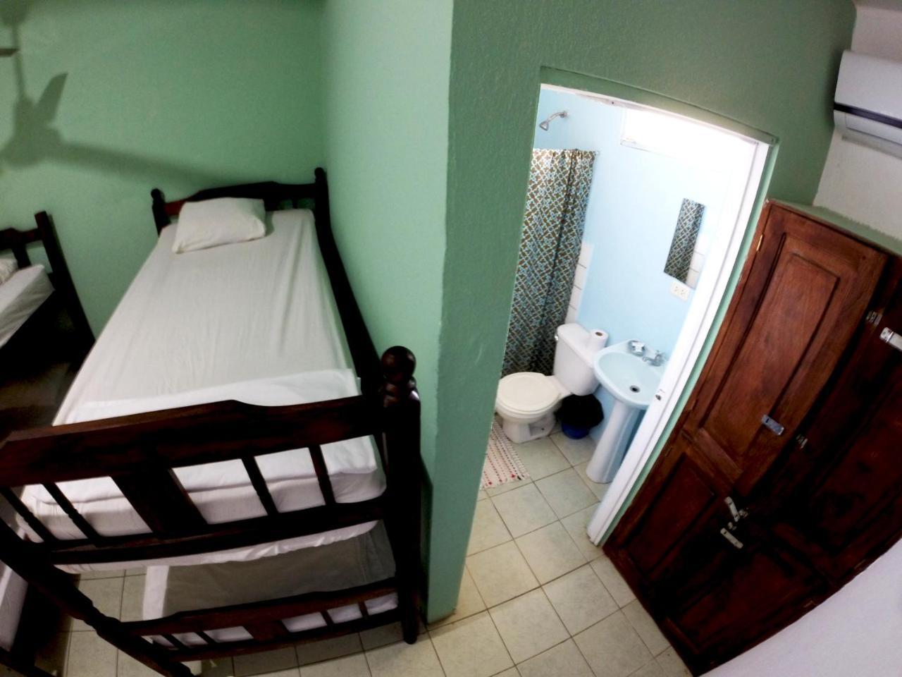 Tsunami Hostel Тамариндо Екстериор снимка