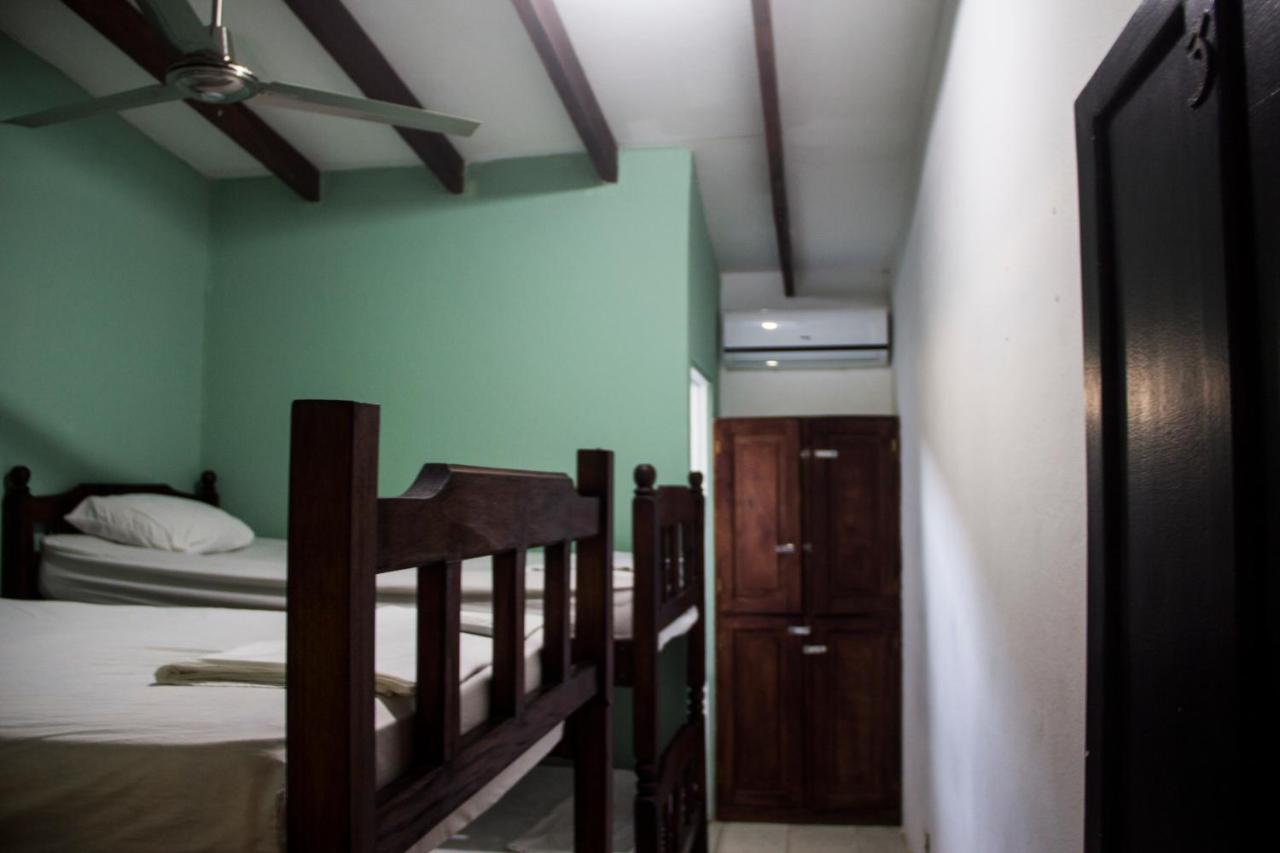 Tsunami Hostel Тамариндо Екстериор снимка